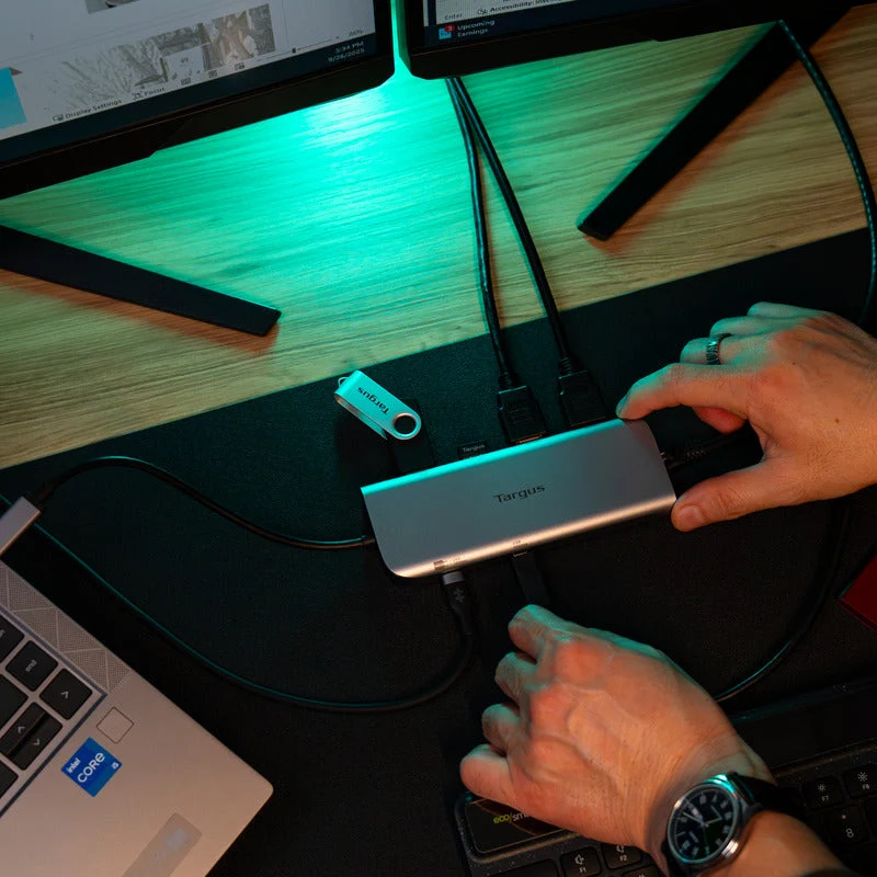 Dual Video Mobile Dock mit 140W EPR Pass-Thru