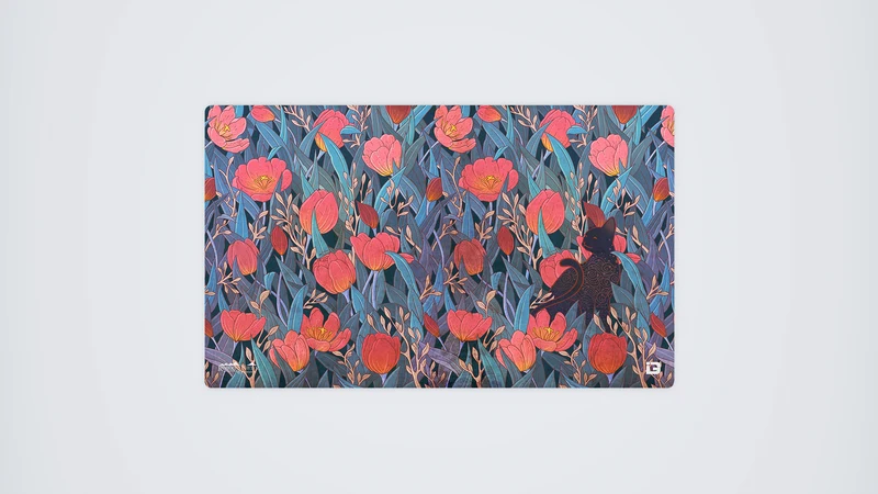 Schwarze Katze und Tulpen