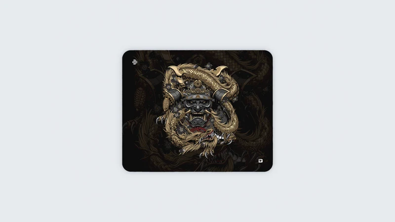 Samurai-Maske umarmt