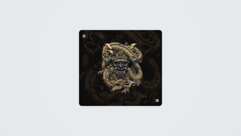 Samurai-Maske umarmt