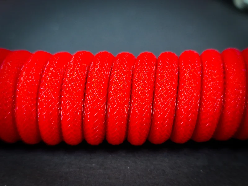 Leuchtend rotes gewickeltes Fliegerkabel