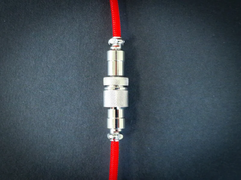 Leuchtend rotes gewickeltes Fliegerkabel