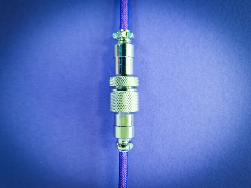 Elektrisches, lila gewendeltes Fliegerkabel