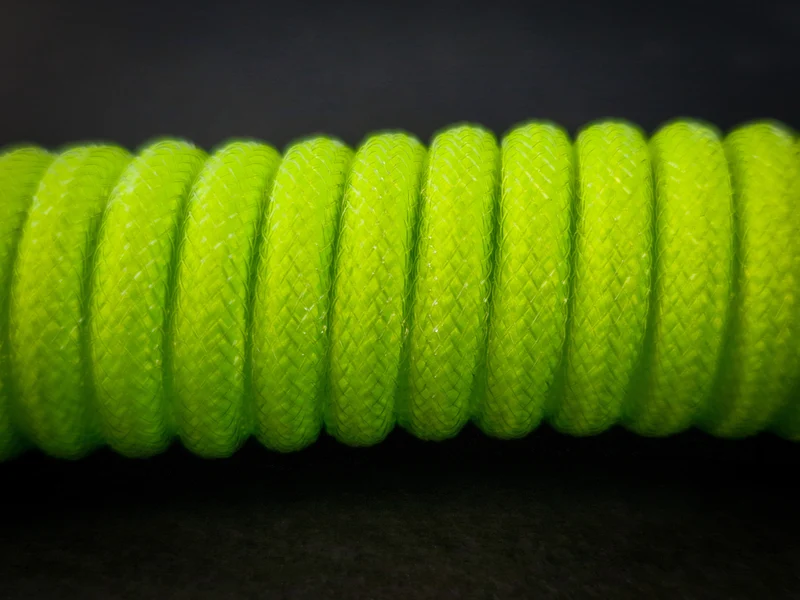 Neongelbes gewendeltes Fliegerkabel