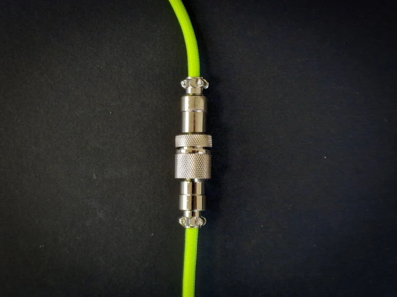Neongelbes gewendeltes Fliegerkabel