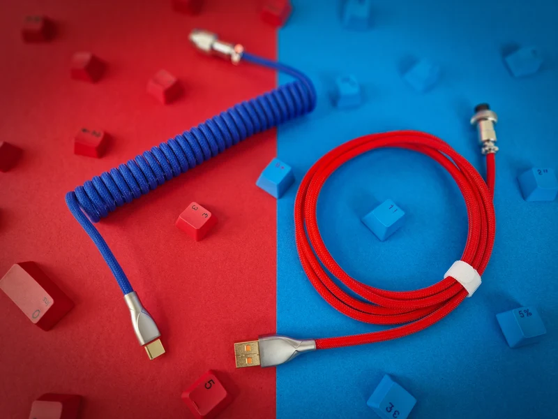 Blaues und rotes gewendeltes Fliegerkabel