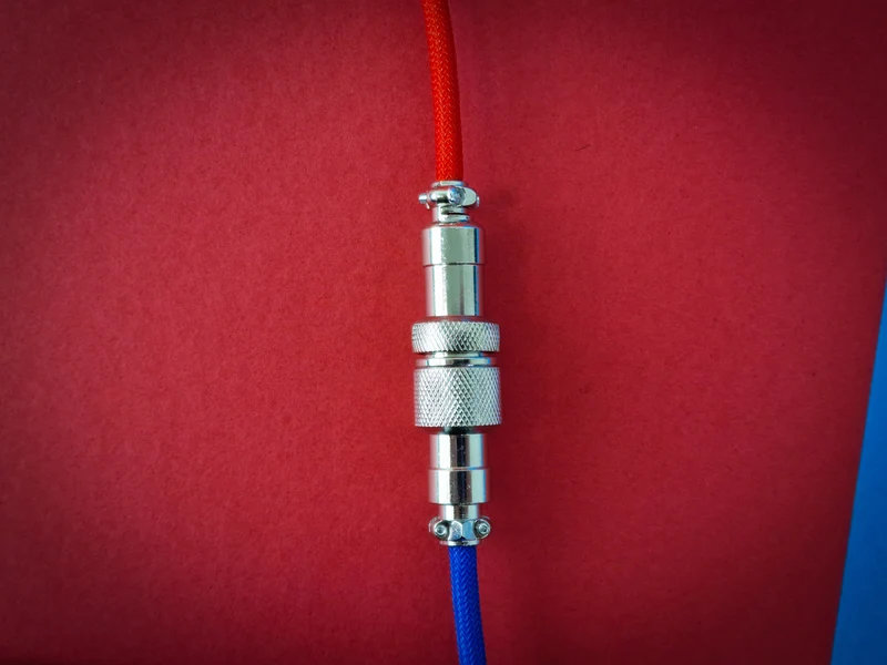 Blaues und rotes gewendeltes Fliegerkabel