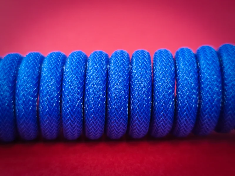 Blaues und rotes gewendeltes Fliegerkabel