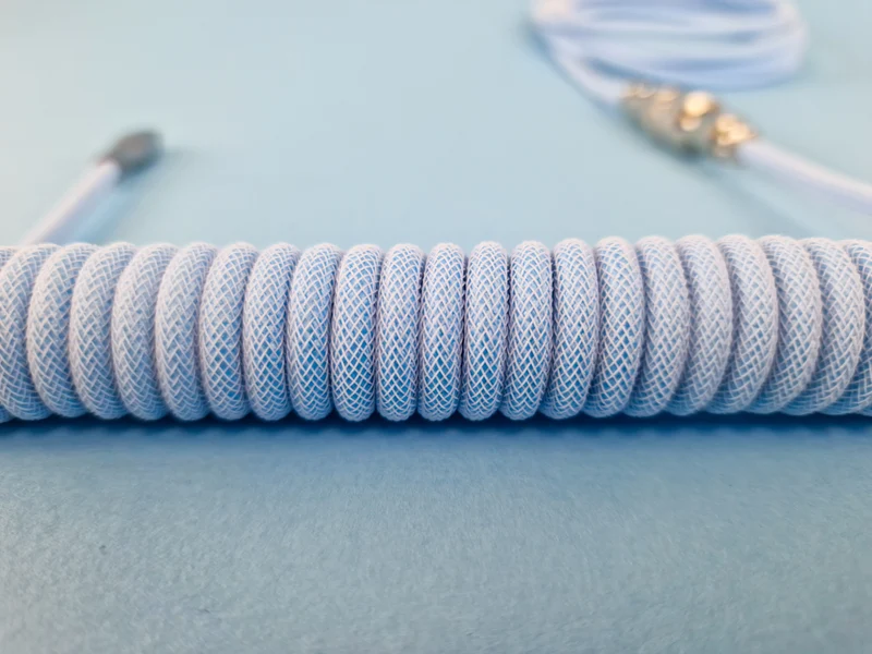Babyblaues gewickeltes Fliegerkabel