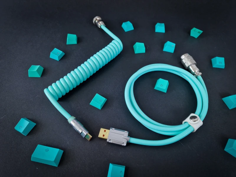 Cyan gewendeltes Fliegerkabel