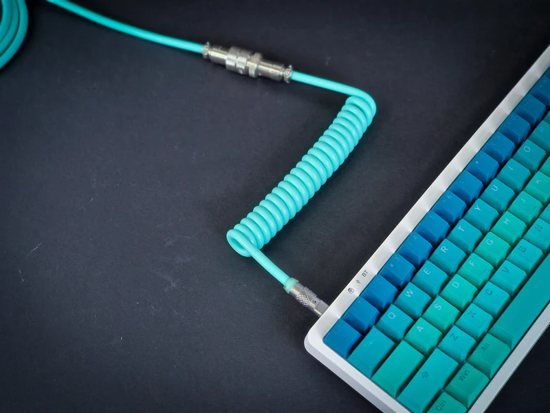 Cyan gewendeltes Fliegerkabel
