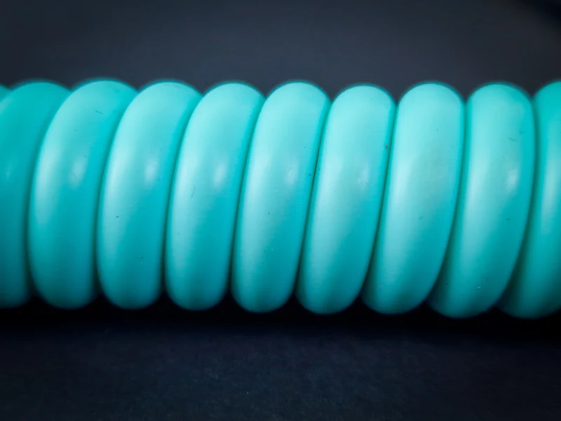 Cyan gewendeltes Fliegerkabel