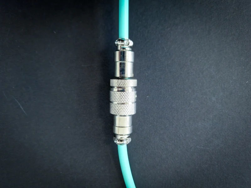 Cyan gewendeltes Fliegerkabel