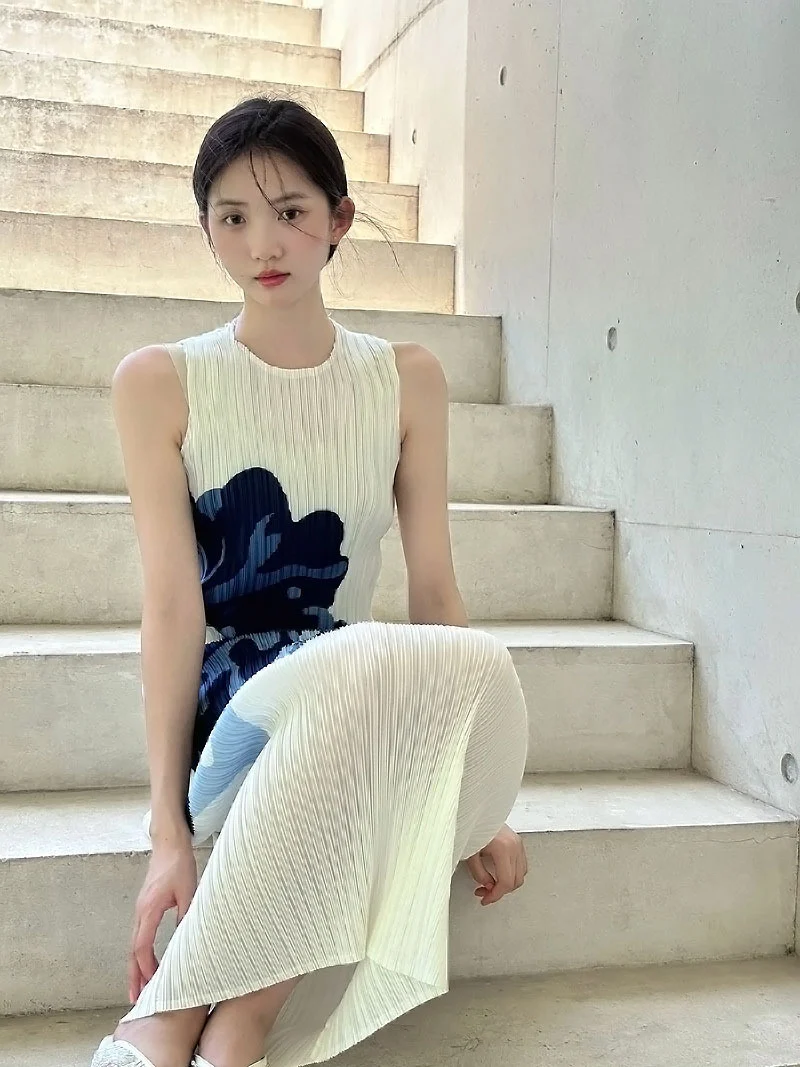 In Stock Miyake Dress Printed Elegant Elegant High-End Loose Slimming Look Elegant Round Neck Sleeveless Pleated Skirt