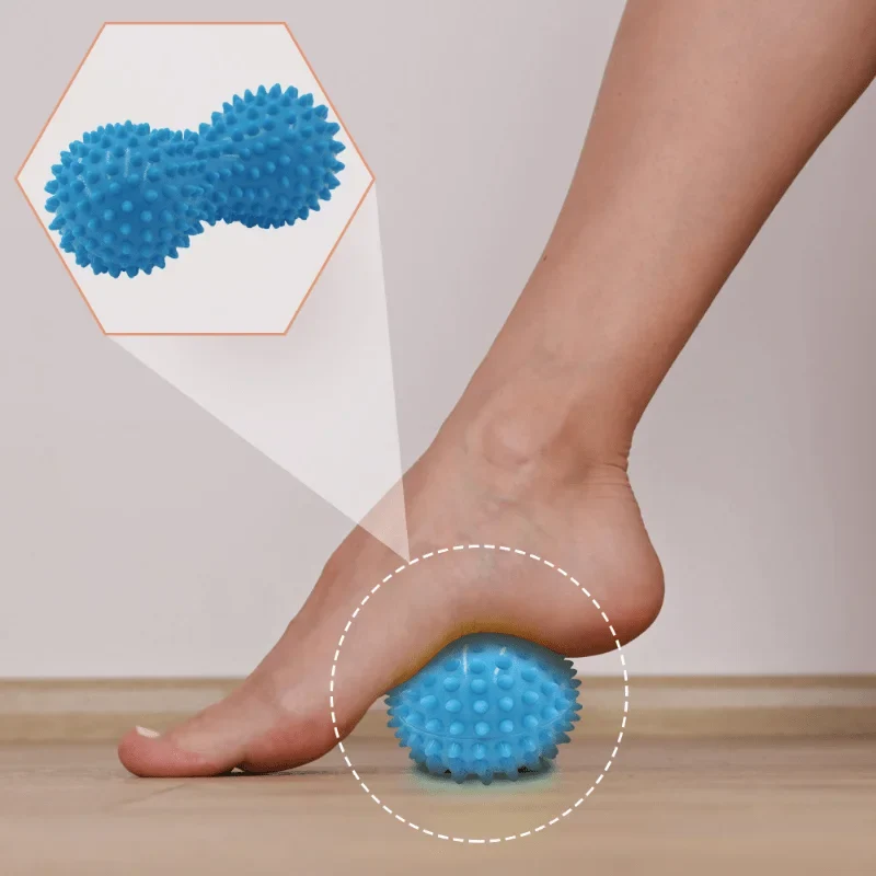 Peanut-shaped yoga massage ball for deep tissue massage. It relaxes muscles in the shoulders, neck and back and relieves neck tension. It is an essential fitness accessory for yoga.