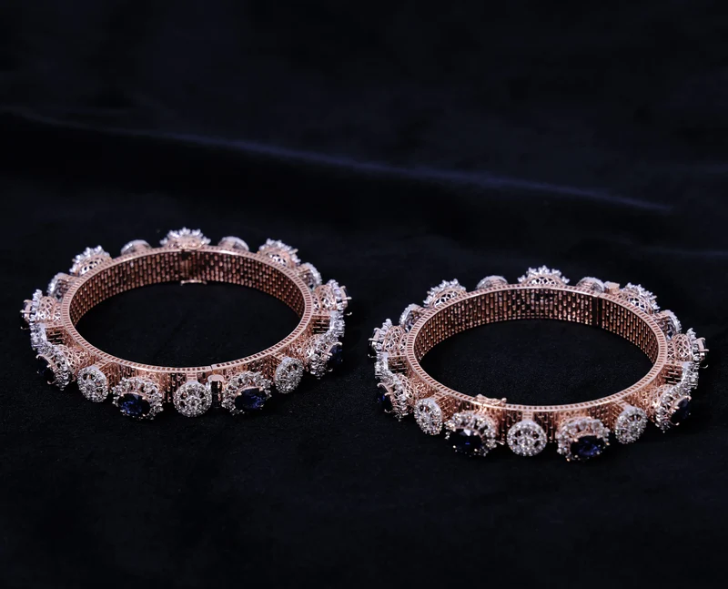 Elegant Women's 9K Rose Gold Oval Diamond Pacheli Bangle Natural IJ Color SI Clarity 10.74 CT Rhodium Plated IGI Certified