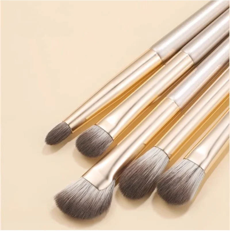 New Makeup Brush Set of 15 Gold-Plated Brushes, Complete Set of Soft-Bristled Eye Shadow Brushes, Ready for Makeup Application