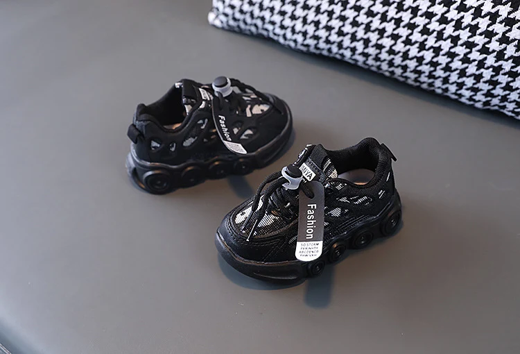 Children's Light-Up Shoes 2026 Spring and Autumn New Model for Boys and Girls Led Glowing Shoes for Young Children Fashionable Soft-Soled Sneakers