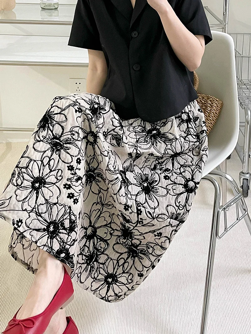 Ju Zhi 2026 Early Spring Velvet Skirt for Women, Heavy Craftsmanship, Niche Retro French High-Waisted Mid-Length A-Line Skirt 1572