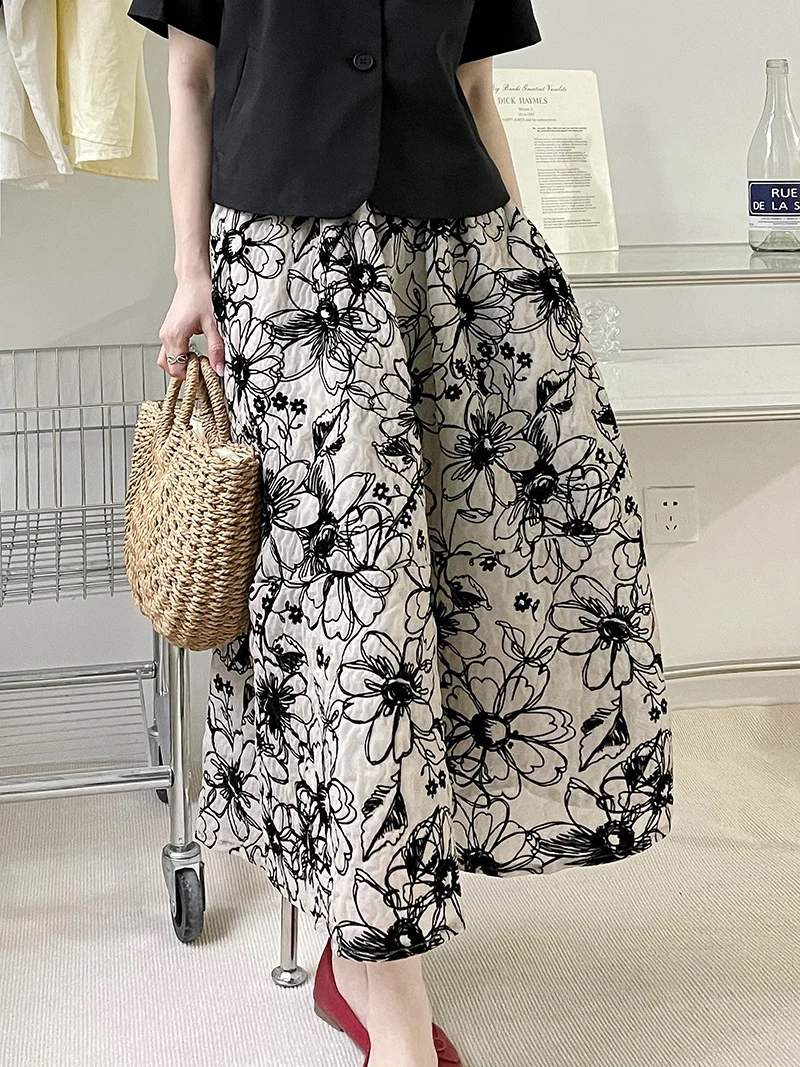 Ju Zhi 2026 Early Spring Velvet Skirt for Women, Heavy Craftsmanship, Niche Retro French High-Waisted Mid-Length A-Line Skirt 1572