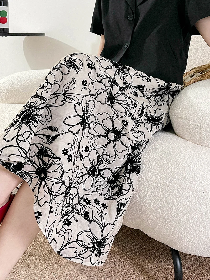 Ju Zhi 2026 Early Spring Velvet Skirt for Women, Heavy Craftsmanship, Niche Retro French High-Waisted Mid-Length A-Line Skirt 1572