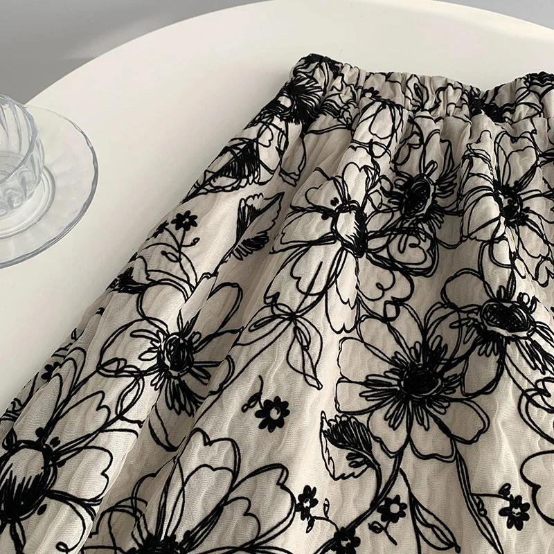 Ju Zhi 2026 Early Spring Velvet Skirt for Women, Heavy Craftsmanship, Niche Retro French High-Waisted Mid-Length A-Line Skirt 1572