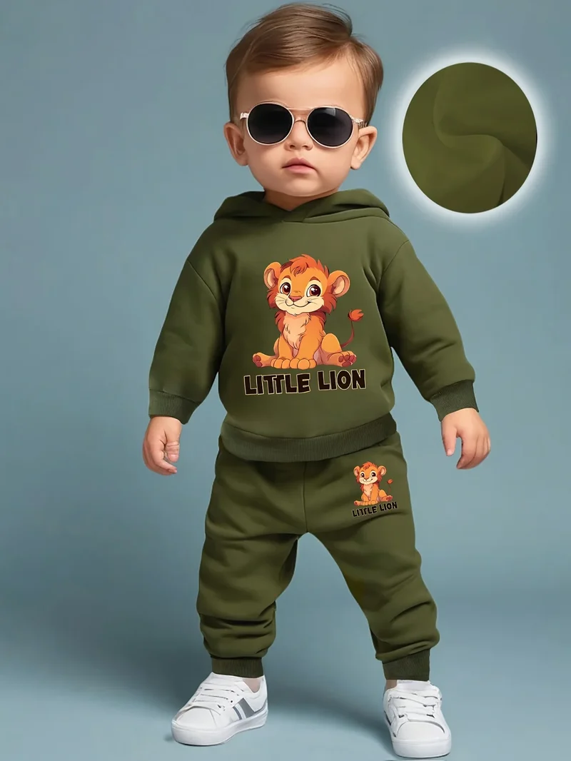 A two-piece set of autumn and winter lion cartoon printed fleece sweatshirt and pants for a newborn baby boy