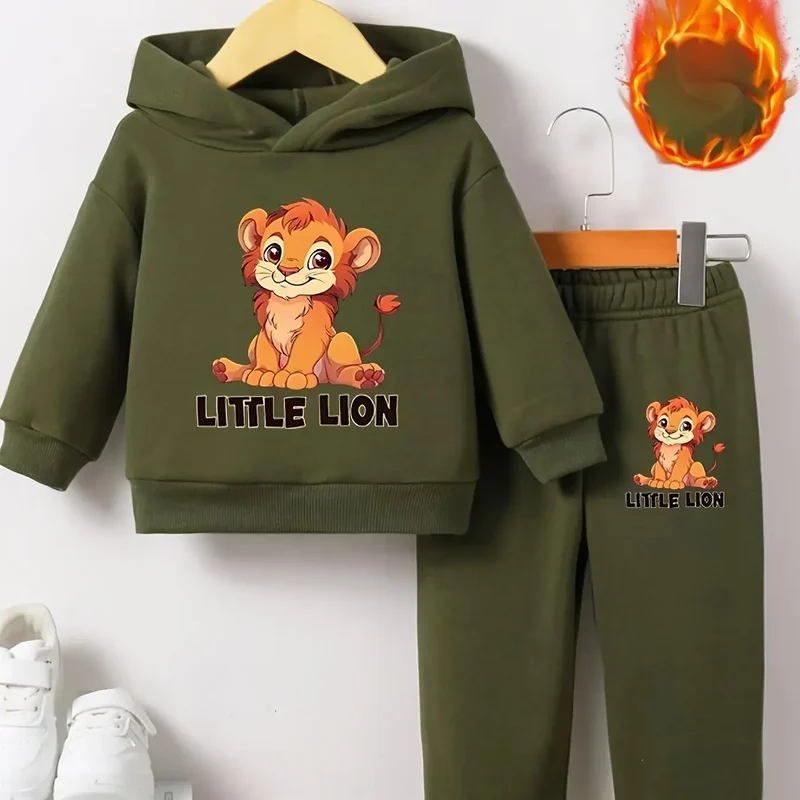 A two-piece set of autumn and winter lion cartoon printed fleece sweatshirt and pants for a newborn baby boy
