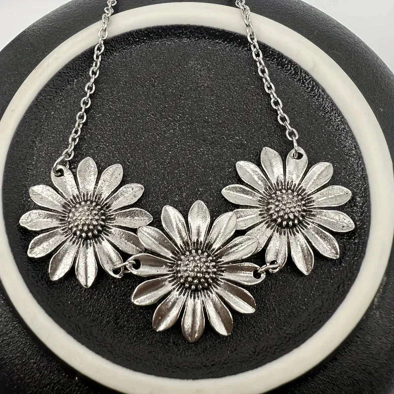 Timeless Sunflower Pendant Necklace - Vintage Floral Gift Jewelry, Versatile Botanical Design Necklace for Women