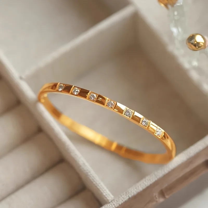 A Must-Have Versatile Classic Bracelet for Women, Featuring an Embedded Design with a Sleek And Easy Style