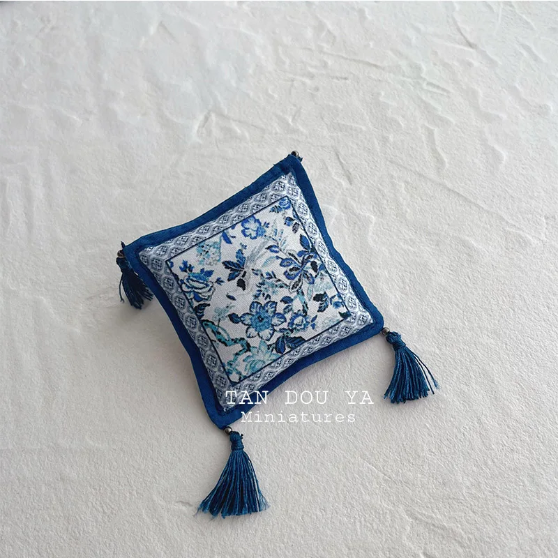 Miniature cloth blue and white porcelain tablecloth and throw pillow mini model for 1:6 bjd ob11 blythe dollhouse props Dolls ac