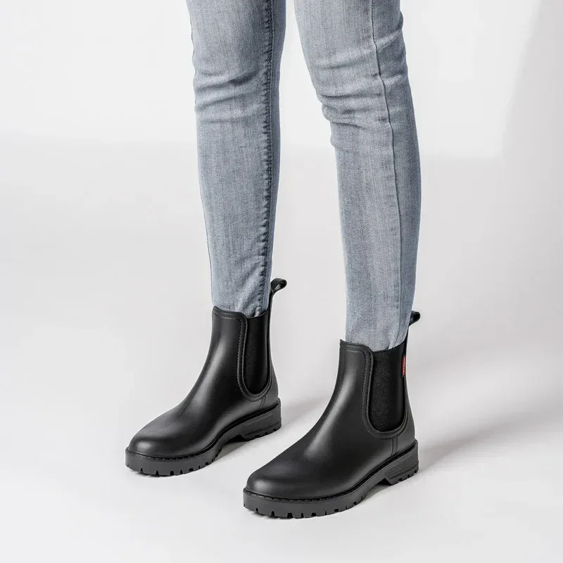 Women's short tube anti slip rain shoes, lightweight waterproof water shoes, fashionable Chelsea rain boots, PVC one-time moldin