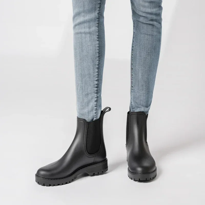 Women's short tube anti slip rain shoes, lightweight waterproof water shoes, fashionable Chelsea rain boots, PVC one-time moldin
