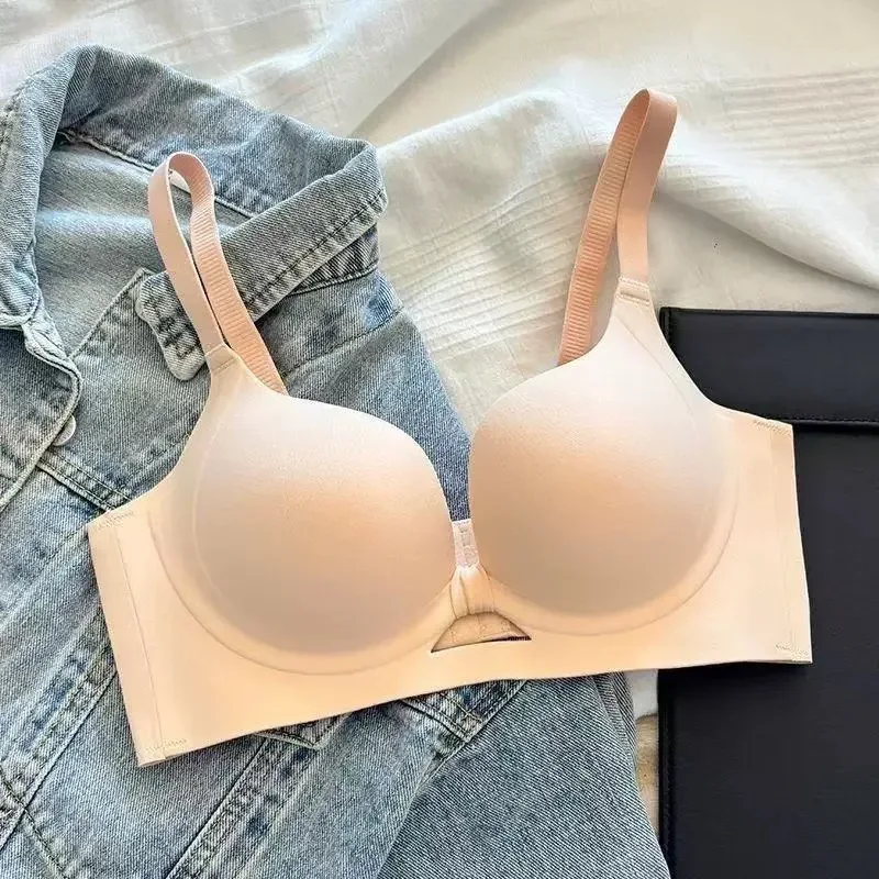 Red Lifting Small Breasts Gathered To Show Large Upper Support Without Steel Rings and Comfortable and Traceless Bra