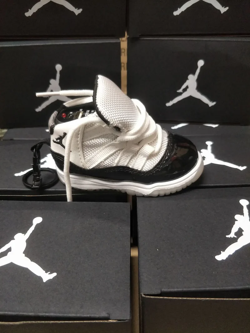 High Quality Portable Battery Charger Powerbank Coconut Sneakers 750 Shoe Power Bank 8000mAh For All Phone