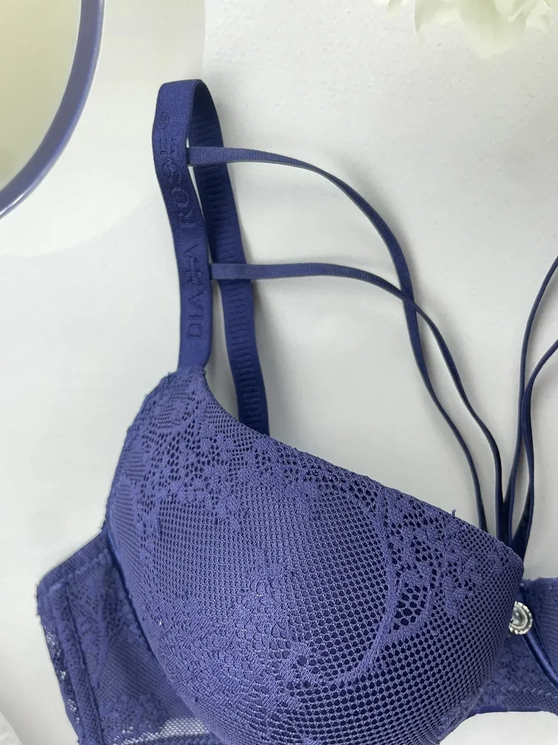 Thin on the top and thick on the bottom, lace ladies underwear, small breasts, big thick cups, sexy gathered bra